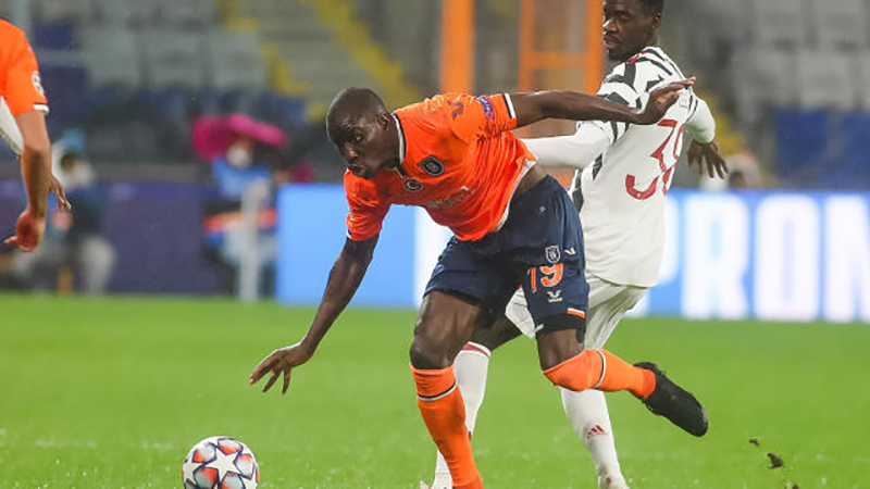 Demba Ba, nyaman bermain di negara bebas seperti Turki. (AFP/UEFA)